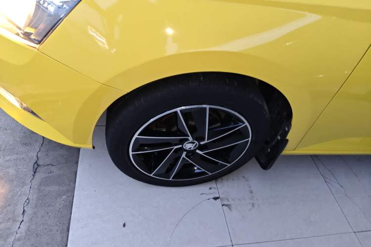 Used Skoda Fabia 2017 1.6L Automatic Sport Edition Left Front Wheel Hub