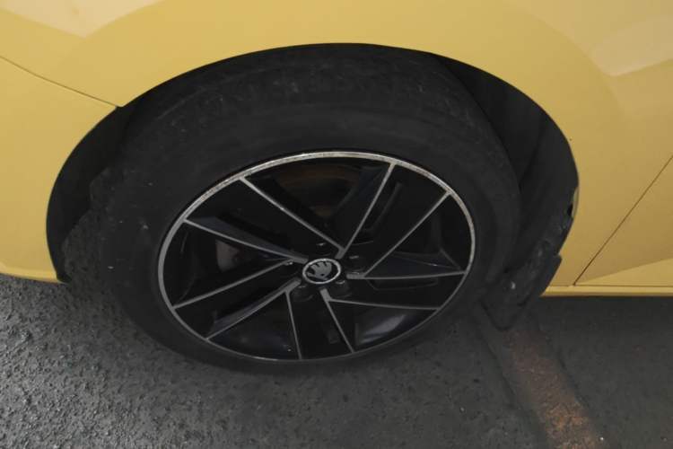 Used Skoda Fabia 2017 1.6L Automatic Sport Edition Left Front Wheel Hub