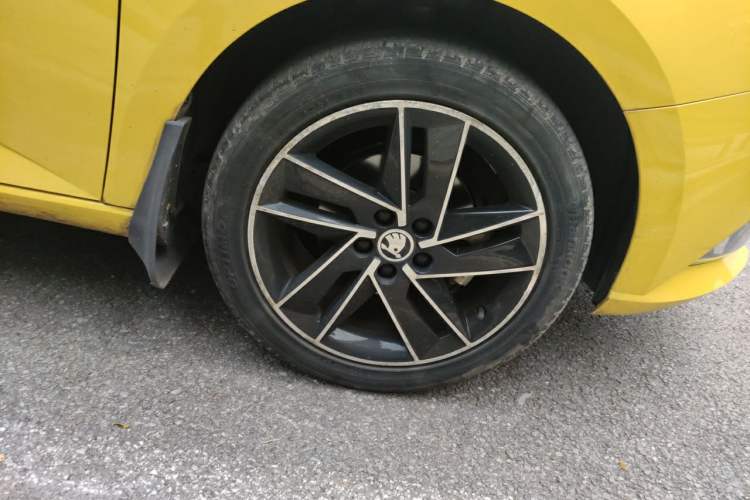 Used Skoda Fabia 2017 1.6L Automatic Sport Edition Right Front Wheel Hub