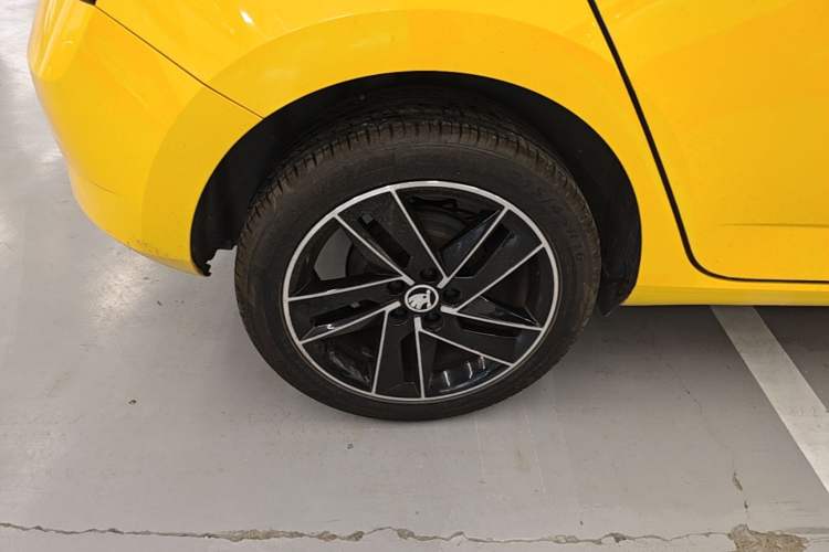 Used Skoda Fabia 2017 1.6L Automatic Sport Edition Right Rear Wheel Hub