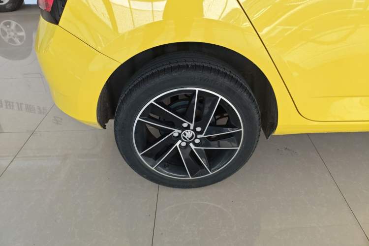 Used Skoda Fabia 2017 1.6L Automatic Sport Edition Right Rear Wheel Hub