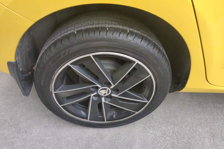 Used Skoda Fabia 2017 1.6L Automatic Sport Edition Right Rear Wheel Hub