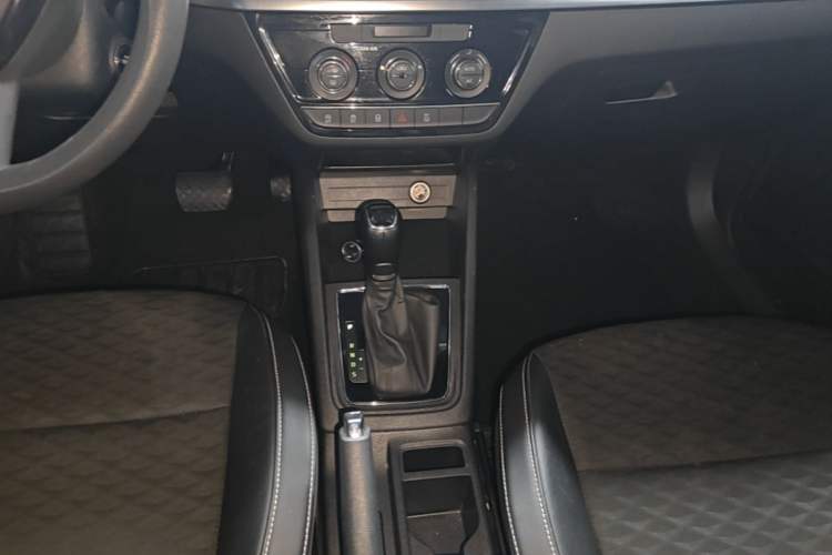 Used Skoda Kamiq 2018 1.5L Automatic Comfort Edition China VI Standard Gear Lever