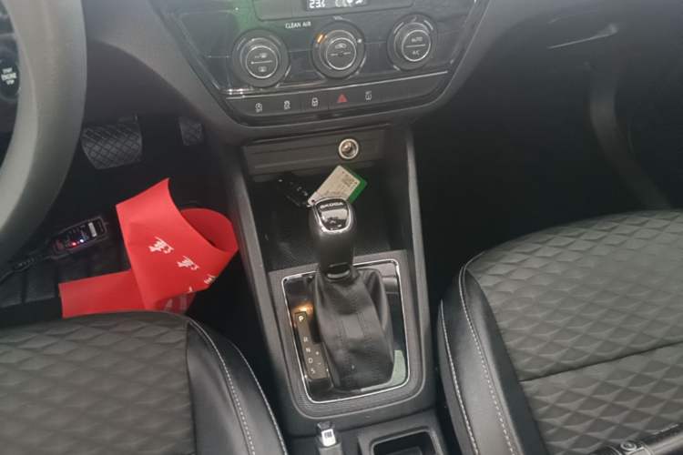 Used Skoda Kamiq 2018 1.5L Automatic Comfort Edition China VI Standard Gear Lever
