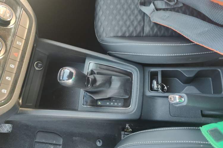 Used Skoda Kamiq 2018 1.5L Automatic Comfort Edition China VI Standard Gear Lever