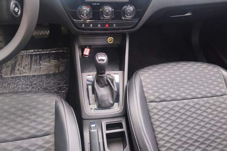 Used Skoda Kamiq 2018 1.5L Automatic Comfort Edition China VI Standard Gear Lever