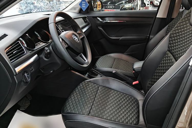Used Skoda Kamiq 2018 1.5L Automatic Comfort Edition China VI Standard Interior 3