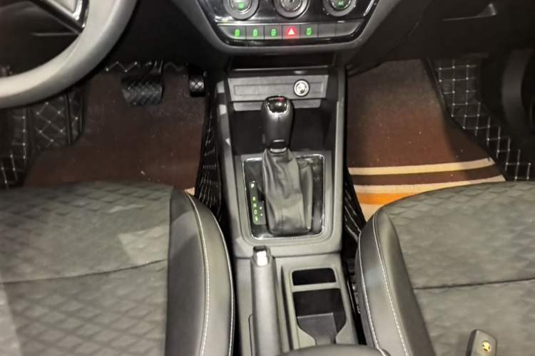 Used Skoda Kamiq 2018 1.5L Automatic Comfort Edition China VI Standard Gear Lever