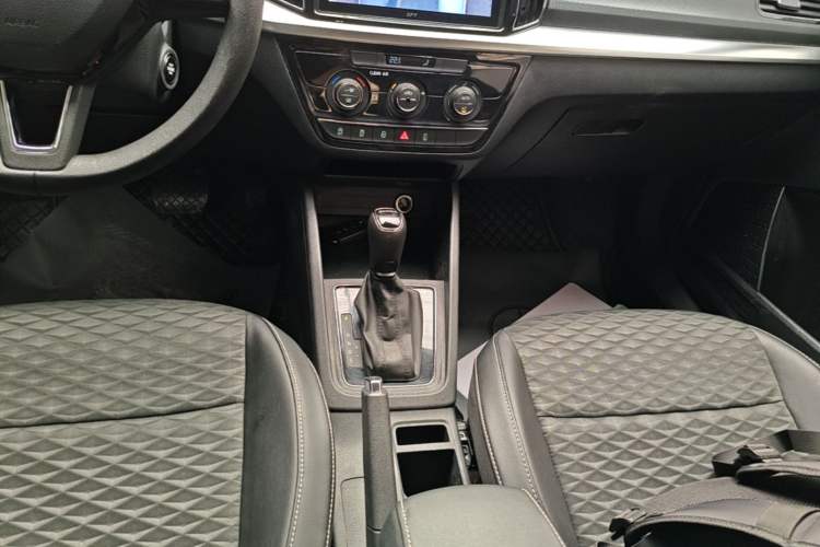 Used Skoda Kamiq 2018 1.5L Automatic Comfort Edition China VI Standard Gear Lever