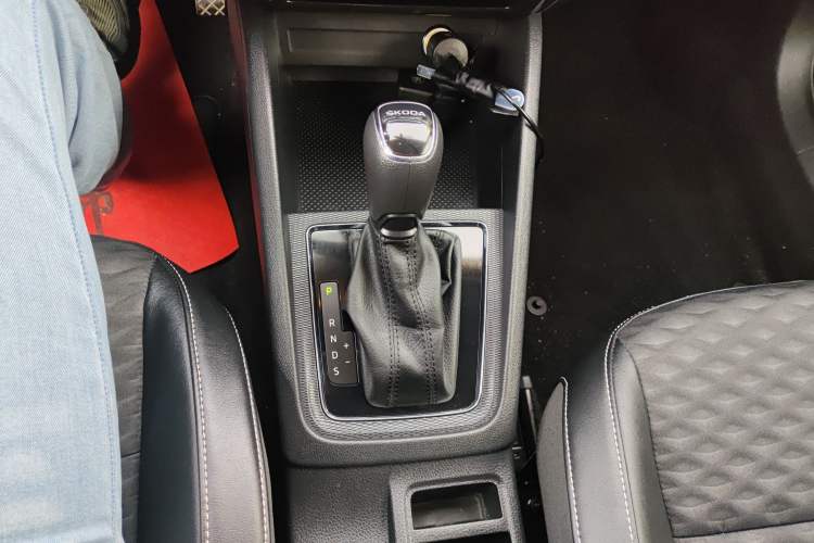 Used Skoda Kamiq 2020 1.5L Automatic Comfort Edition Gear Lever