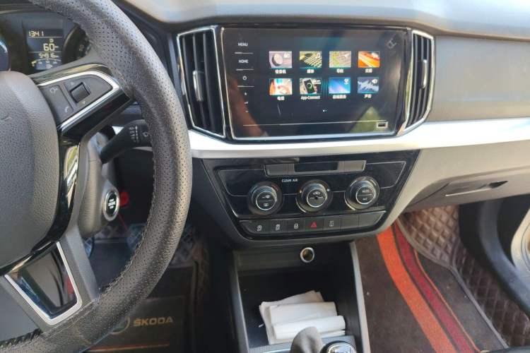 Used Skoda Kamiq 2020 1.5L Manual Comfort Edition Audio And AC Panel