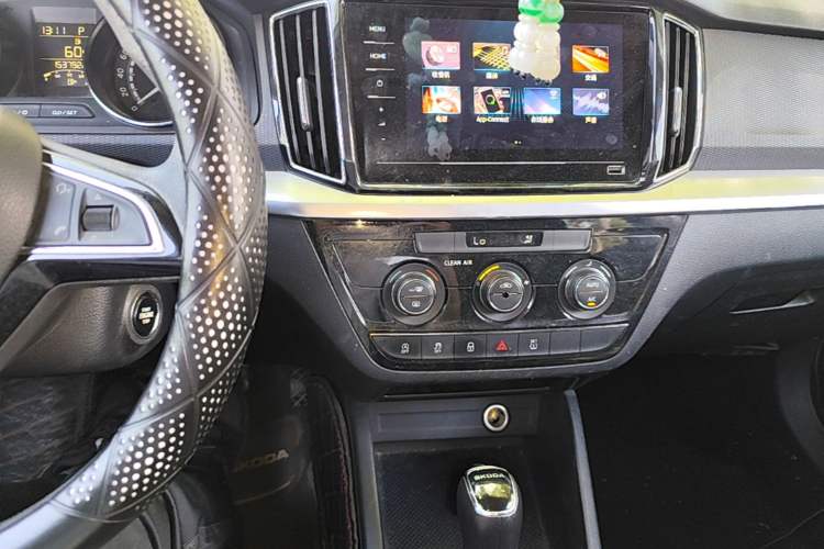 Used Skoda Kamiq 2020 1.5L Automatic Comfort Edition Audio And AC Panel