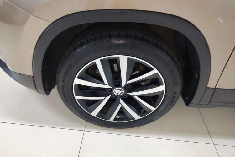 Used Skoda Kamiq 2020 1.5L Automatic Comfort Edition Left Front Wheel Hub