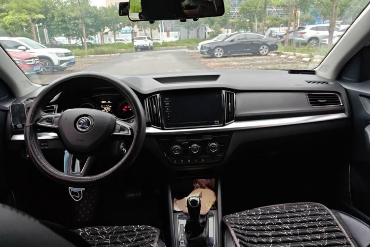 Used Skoda Kamiq 2020 1.5L Automatic Comfort Edition Center Console