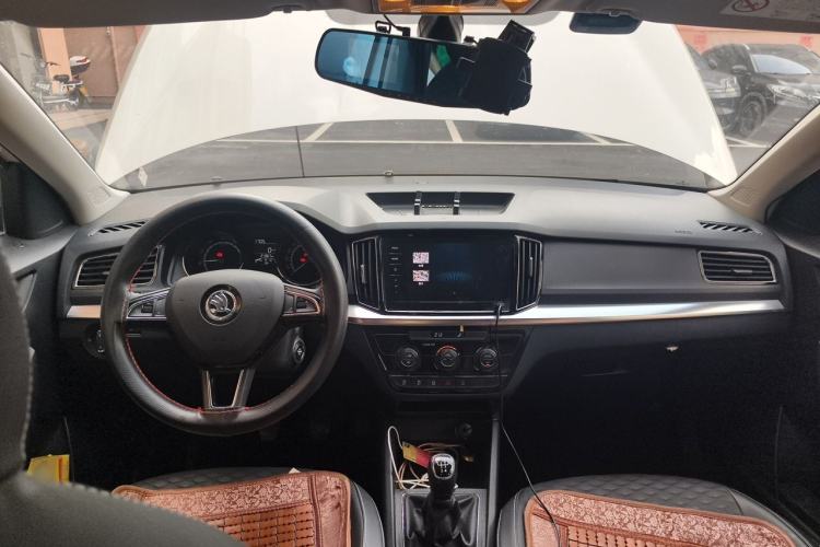 Used Skoda Kamiq 2020 1.5L Manual Comfort Edition Center Console
