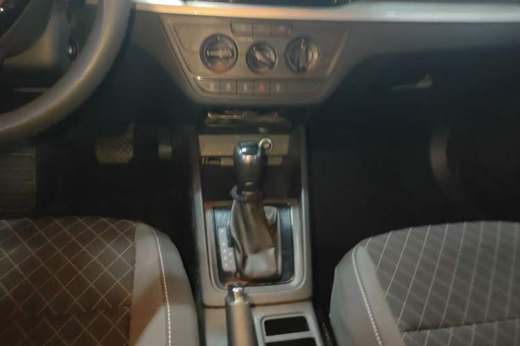 Used Skoda Kamiq 2020 1.5L Automatic Standard Edition Gear Lever