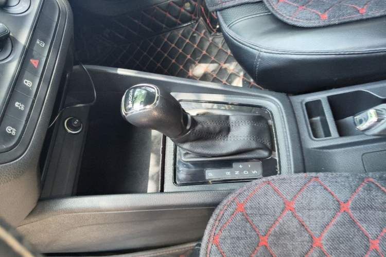 Used Skoda Kamiq 2020 1.5L Automatic Standard Edition Gear Lever