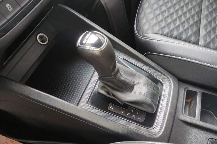 Used Skoda Kamiq 2020 1.5L Automatic Comfort Edition Gear Lever