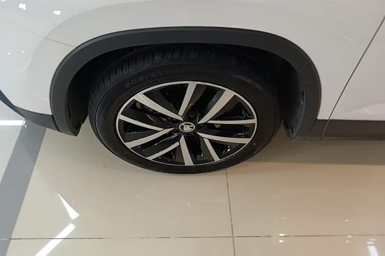 Used Skoda Kamiq 2020 1.5L Automatic Comfort Edition Left Front Wheel Hub