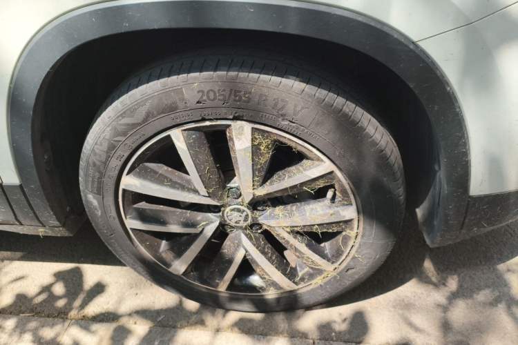Used Skoda Kamiq 2020 1.5L Automatic Comfort Edition Right Front Wheel Hub