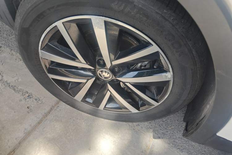 Used Skoda Kamiq 2020 1.5L Automatic Comfort Edition Right Front Wheel Hub