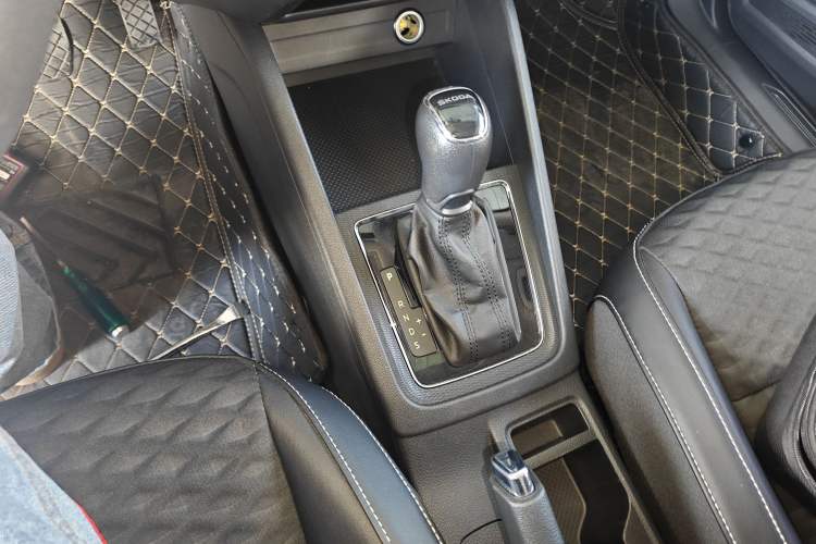 Used Skoda Kamiq 2020 1.5L Automatic Comfort Edition Gear Lever