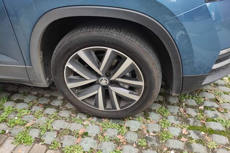 Used Skoda Kamiq 2022 1.5L Automatic Comfort Edition Right Front Wheel Hub