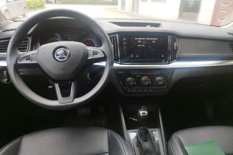 Used Skoda Kamiq 2022 1.5L Automatic Comfort Edition Center Console