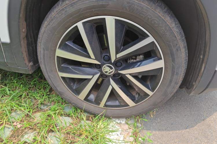 Used Skoda Kamiq 2022 1.5L Automatic Comfort Edition Right Front Wheel Hub