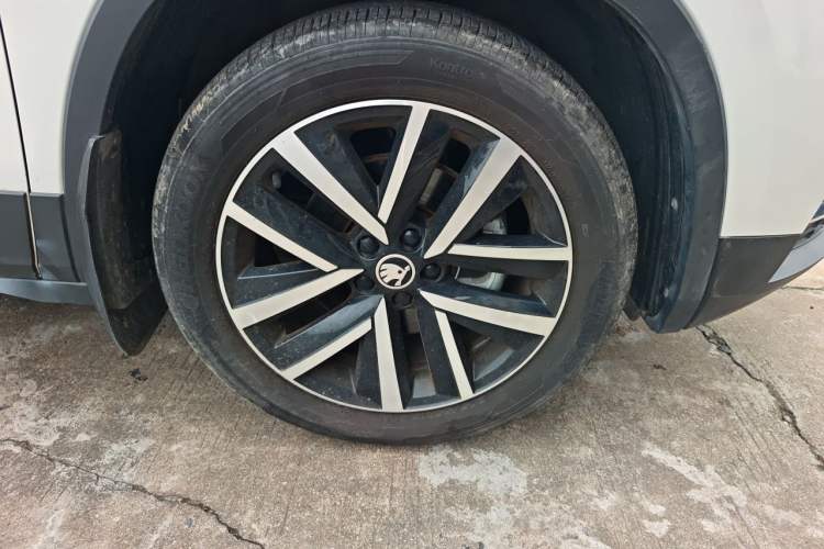 Used Skoda Kamiq 2022 1.5L Automatic Comfort Edition Right Front Wheel Hub