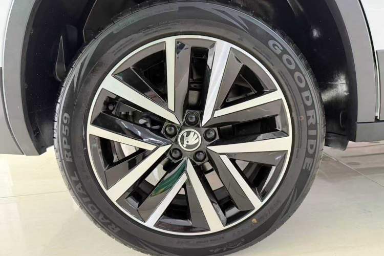 Used Skoda Kamiq 2023 Revised 1.5L Automatic Comfort Edition Left Front Wheel Hub