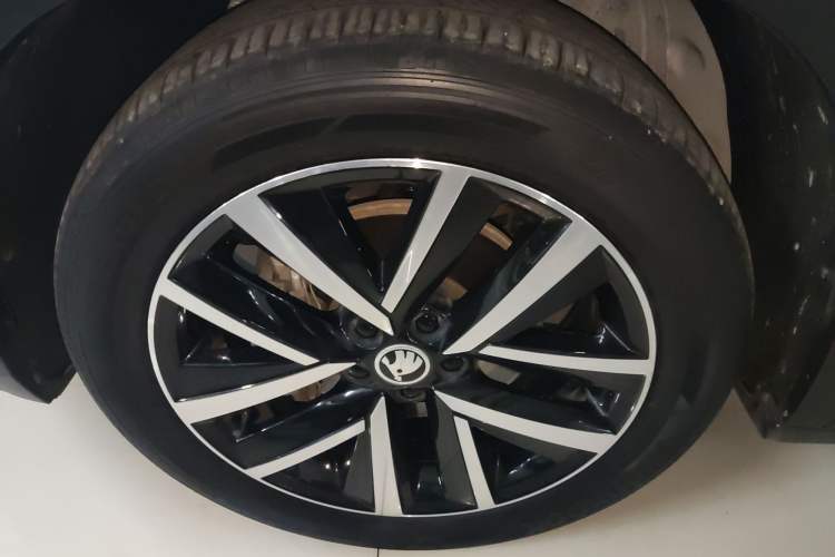 Used Skoda Kamiq 2023 1.5L Automatic Comfort Edition Left Front Wheel Hub