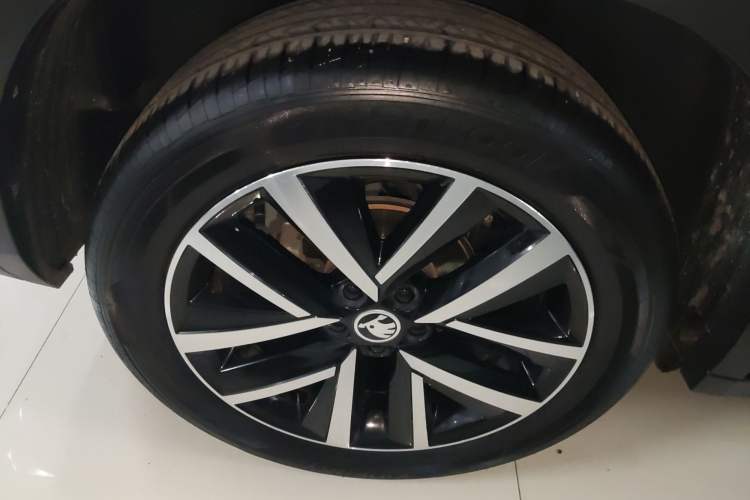 Used Skoda Kamiq 2023 1.5L Automatic Comfort Edition Right Rear Wheel Hub