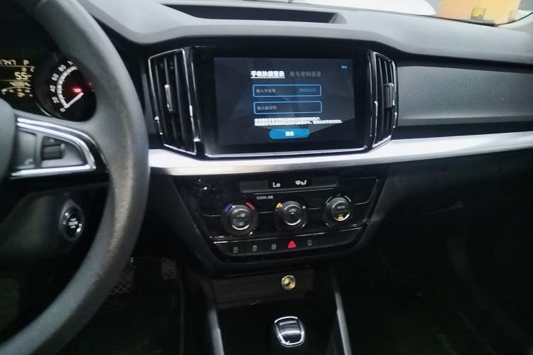 Used Skoda Kamiq 2024 1.5L Automatic Comfort Edition Audio And AC Panel