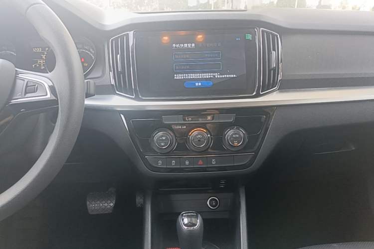 Used Skoda Kamiq 2024 1.5L Automatic Comfort Edition Audio And AC Panel