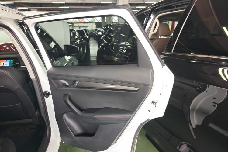 Used Skoda Karoq 2023 TSI280 Luxury Edition Interior 6