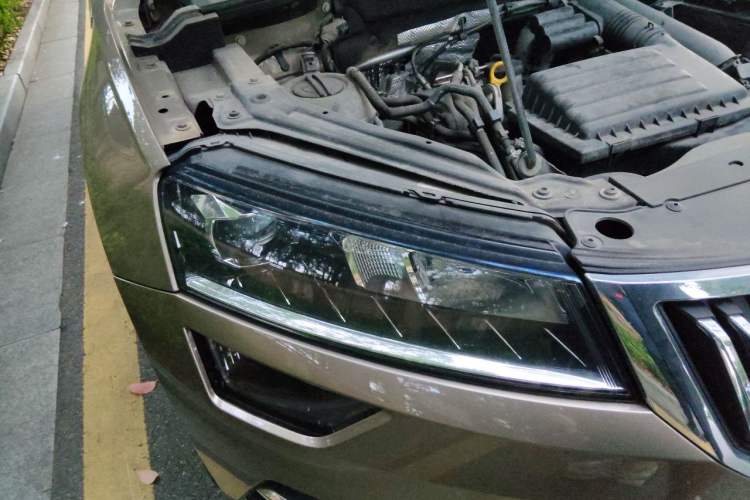 Used Skoda Karoq 2018 TSI280 Luxury Edition China VI Standard Right Front Headlight