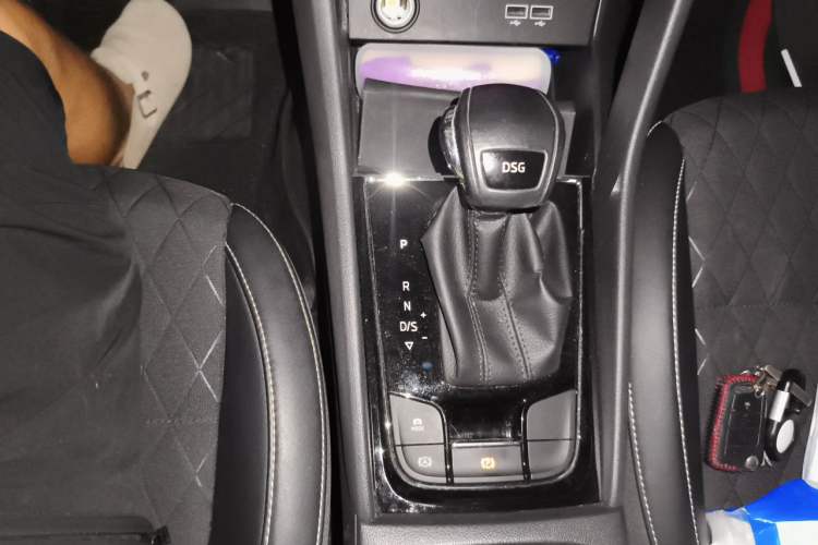 Used Skoda Karoq 2018 TSI280 Flagship Edition China VI Standard Gear Lever