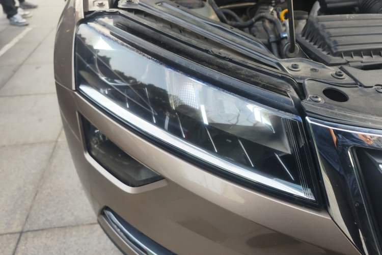 Used Skoda Karoq 2019 TSI280 Smart Drive Deluxe Edition China VI Standard Right Front Headlight