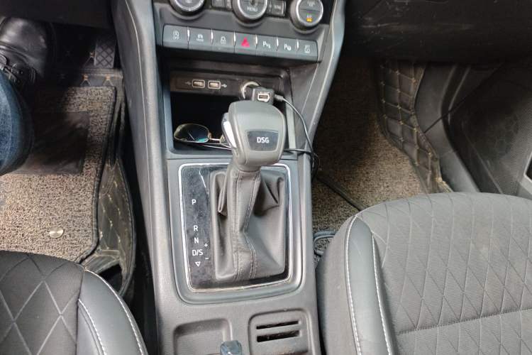 Used Skoda Karoq 2019 TSI280 Smart Drive Deluxe Edition China VI Standard Gear Lever