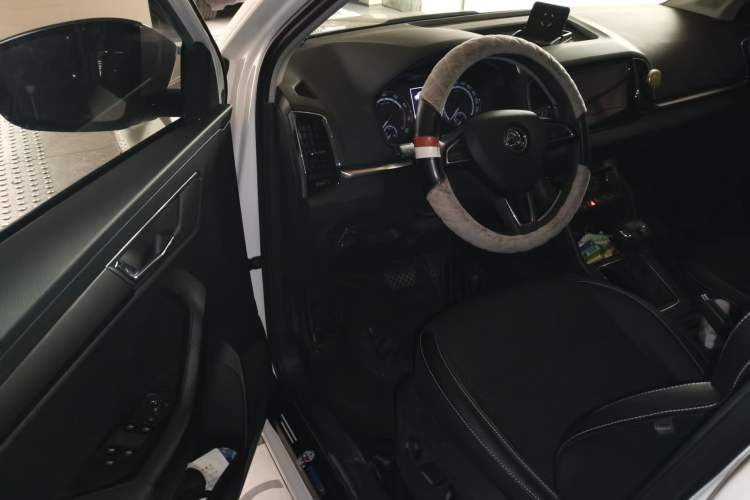 Used Skoda Karoq 2019 TSI280 Smart Drive Deluxe Edition China VI Standard Interior 3