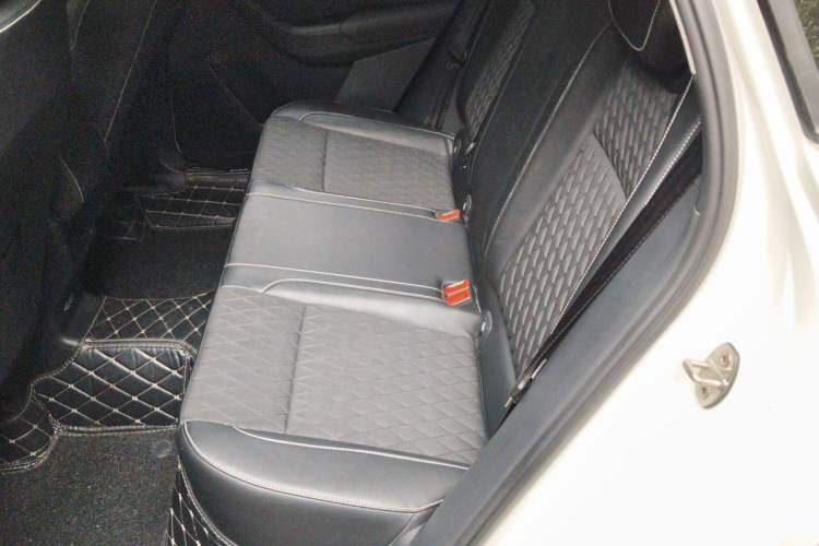 Used Skoda Karoq 2019 TSI280 Smart Drive Deluxe Edition China VI Standard Left Rear Seat