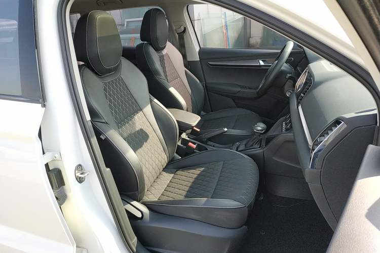 Used Skoda Karoq 2019 TSI280 Smart Drive Deluxe Edition China VI Standard Right Front Seat