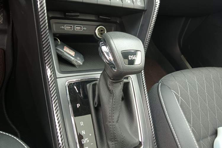 Used Skoda Karoq 2019 TSI280 Smart Drive Deluxe Edition China VI Standard Gear Lever