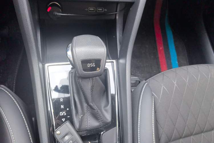 Used Skoda Karoq 2020 TSI280 Luxury Smart Edition China VI Standard Gear Lever