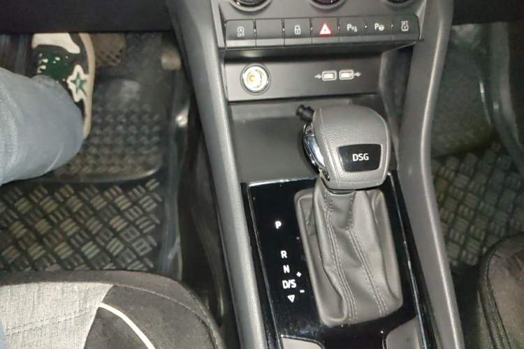 Used Skoda Karoq 2020 TSI280 Luxury Smart Edition China VI Standard Gear Lever