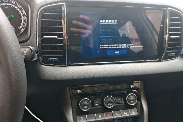 Used Skoda Karoq 2020 TSI280 Luxury Smart Edition China VI Standard Audio And AC Panel