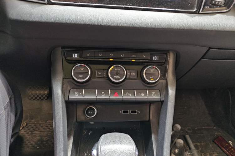 Used Skoda Karoq 2020 TSI280 Luxury Smart Edition China VI Standard Audio And AC Panel