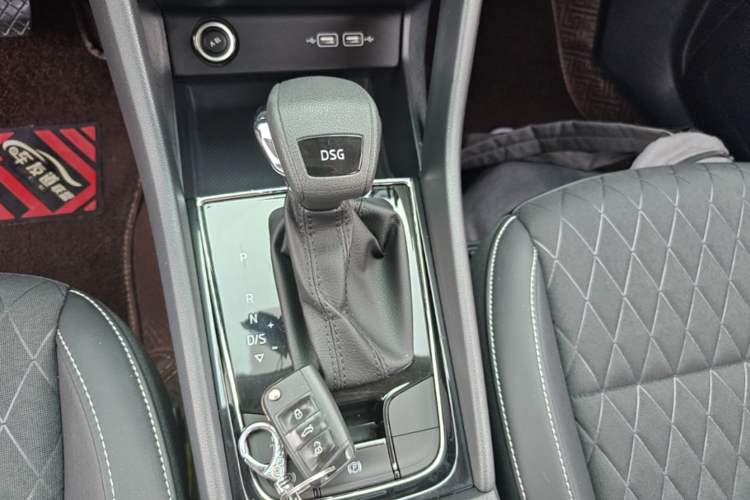 Used Skoda Karoq 2020 TSI280 Luxury Smart Edition China VI Standard Gear Lever