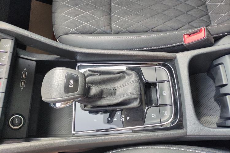 Used Skoda Karoq 2020 TSI280 Luxury Smart Edition China VI Standard Interior 3
